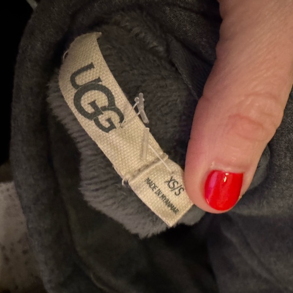 UGG Charcoal Gray Poncho - Picture 6 of 11